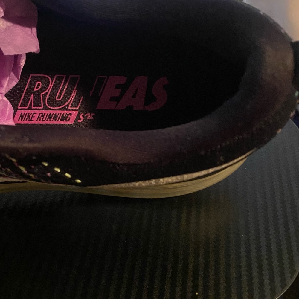 Nike Women's Black Flynit Max Running Shoes - Picture 6 of 8
